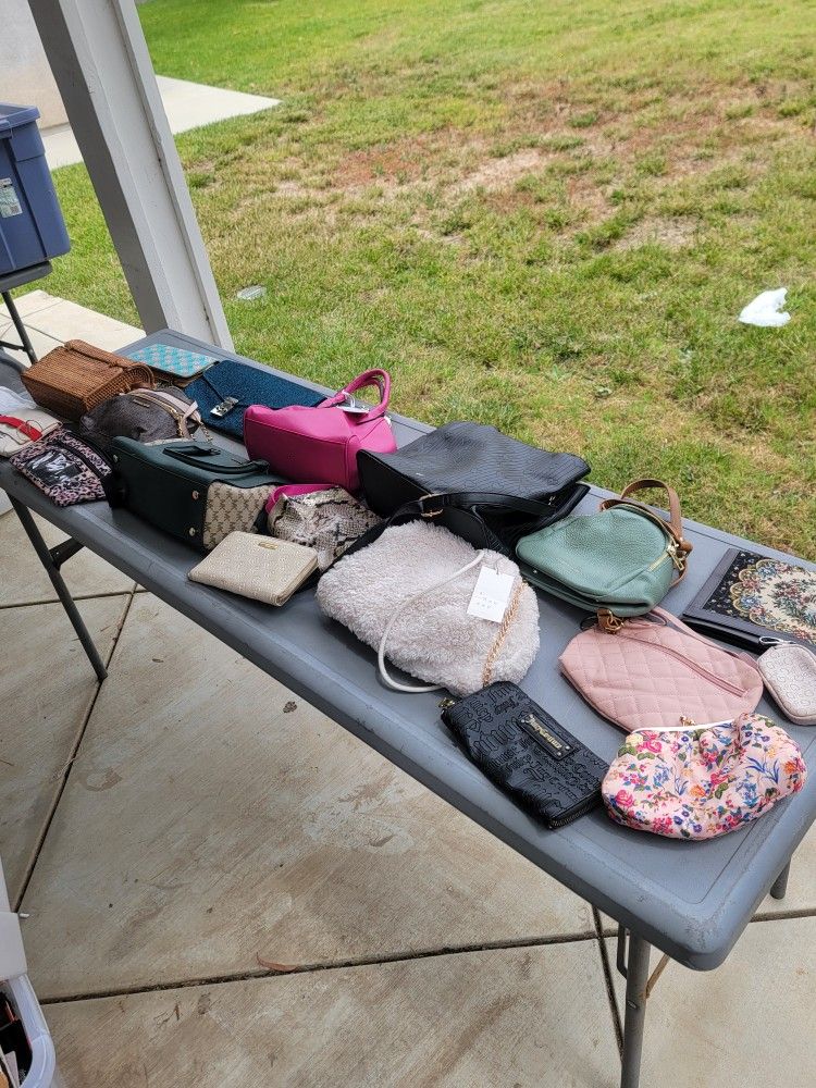 Lot Of 18 Womens Mixed Purses & Handbags - Selling All Together