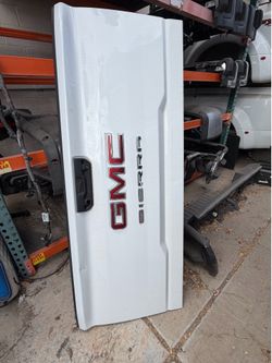 2020-2026 GMC HD tailgate small flaw