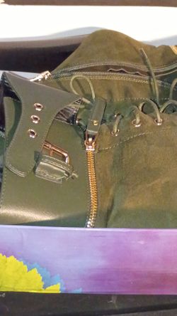 NEW.   " ITALINA".  BY SUMMER RIO.    STYLE  BD6535 - S. GREEN ANKLE BOOTS ". SIZE 10