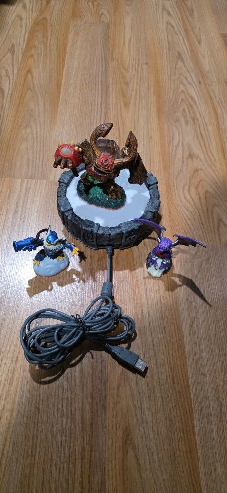 Skylanders Giants Figures & Portal Base