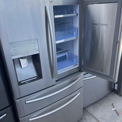 Samsung Beverage door four-door refrigerator