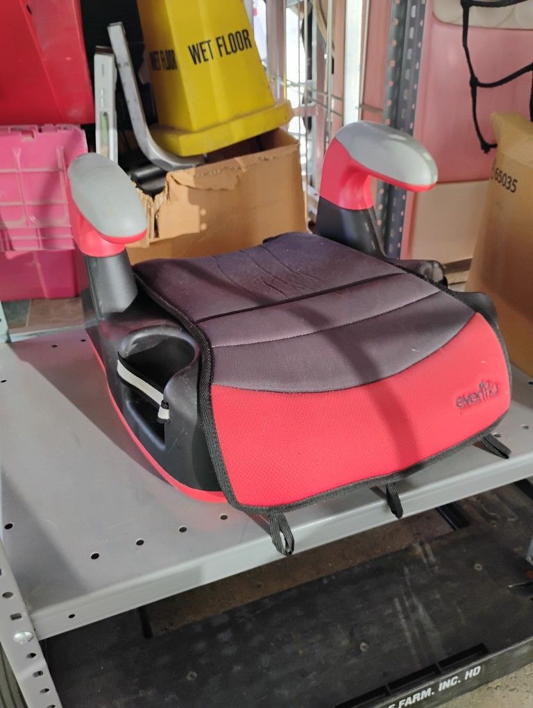Even Flow 2 cup holder booster seat / Shipping Available