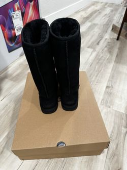Black UGGS 