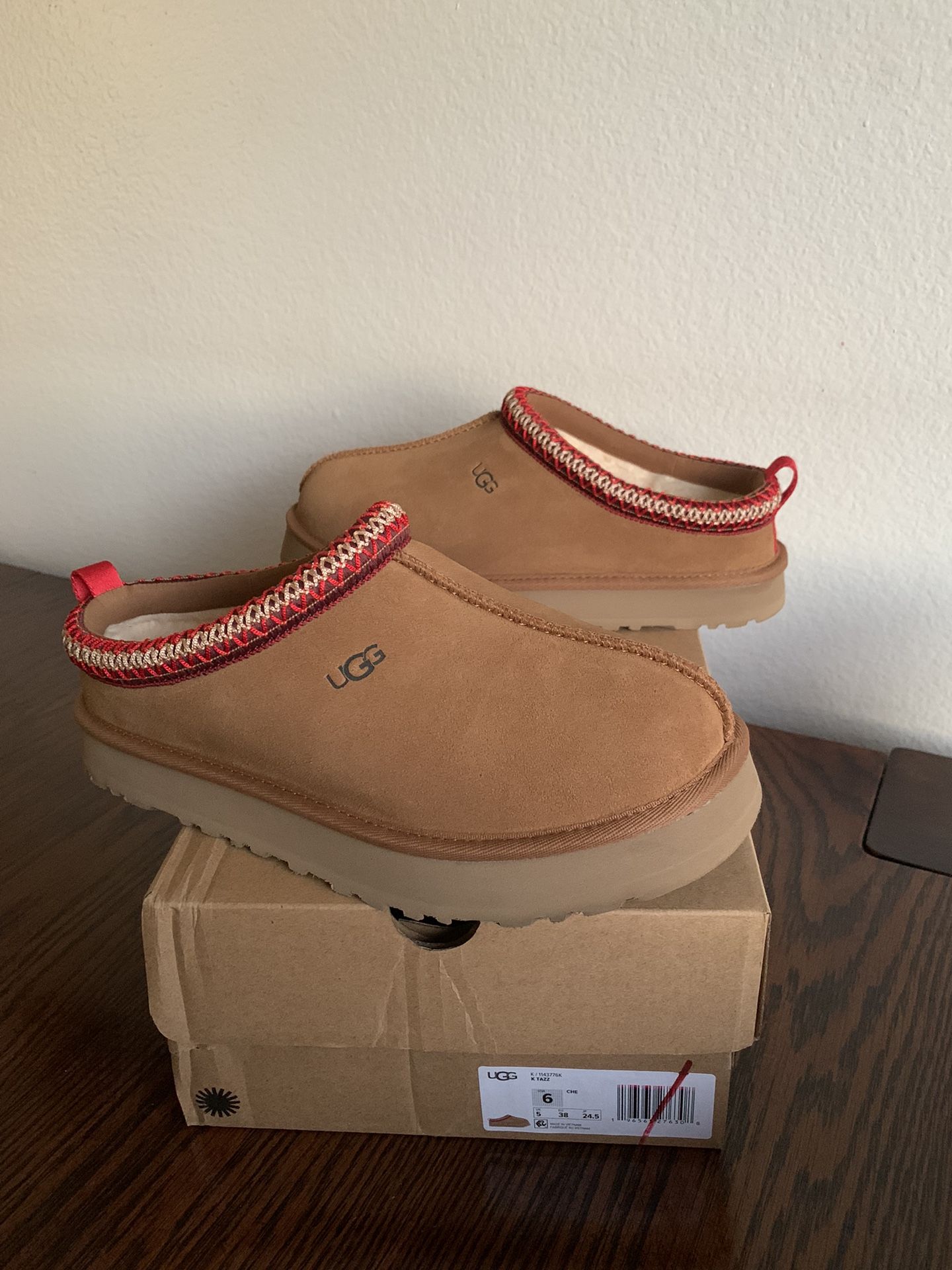 Women Size:8(6Y) New UGG Slippers Mujer Talla:8(6Y) UGG Nuevas $90.** 🏠Oxnard,California 93033