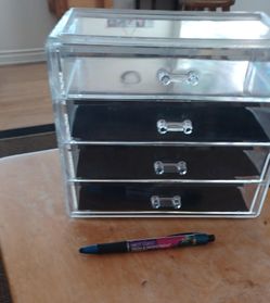 Cosmetic and jewelry chest