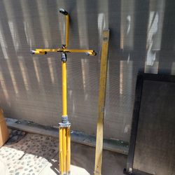 Level tripod / metal leveler
