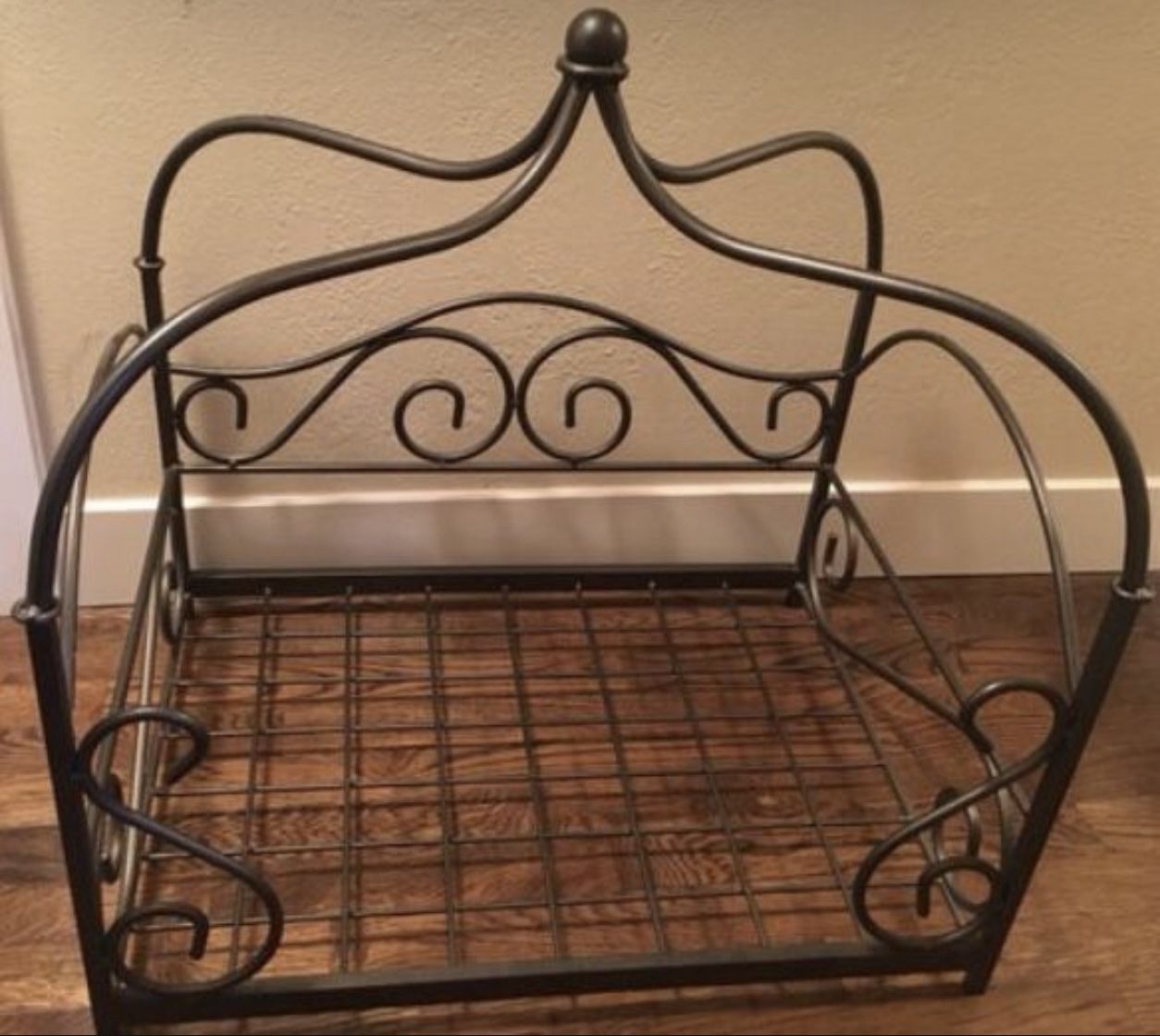Brand New pet bed, princess design, top quality Iron - Measurements: 24.75" (Height) 18.75" (Width) 25" (Length)