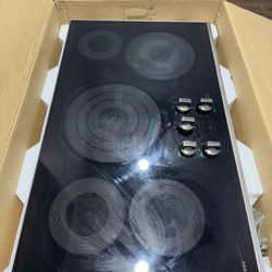 Samsung 36in Electric 5-Burner Cooktop. Used Condition.