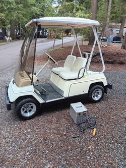 early 2000's electric YAMAHA golf cart 35 volt with charger and brand new tires and brand new rims runs great