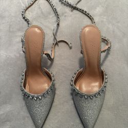 Beautiful shoes, size 7. Worn only once.