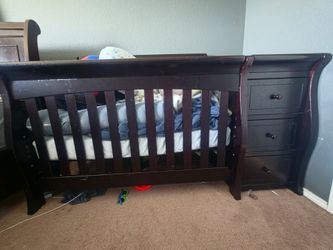 Baby crib with side dresser