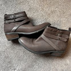 Women’s Size 8 Boots 
