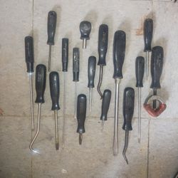 Snap On Screwdrivers And Pics Assorted Sizes