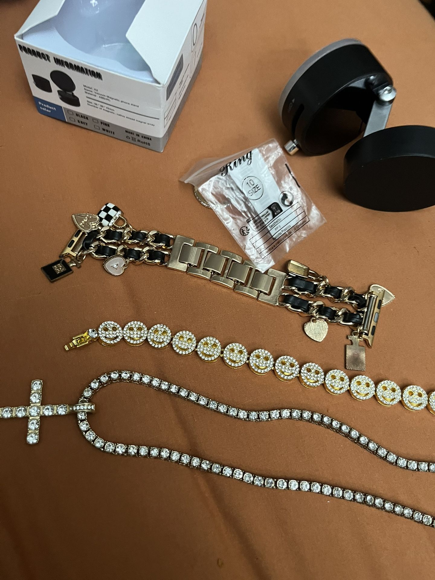 Costume Jewelry Apple Watch Band Gold Teeth and window stopper telephone holder