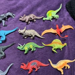 Lot Of 17 Dinosaurs 