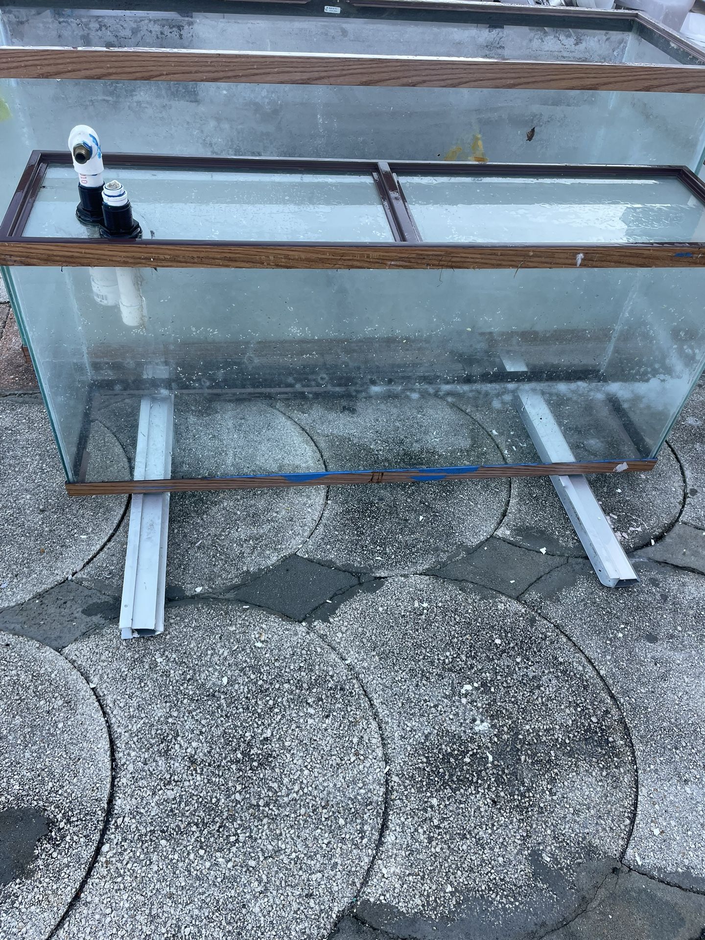 The fish tank needs cleaning. It does not have water leakage. It does not have the top cover. It is 48 inches long, 13 1/2 inches wide, and 21 inches