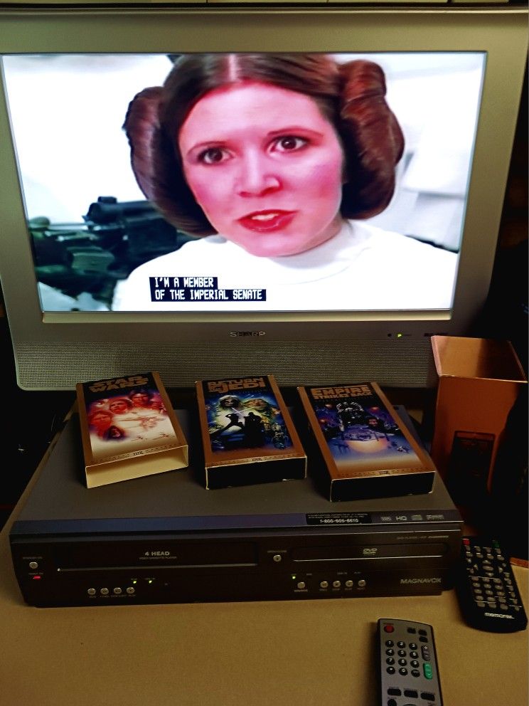 DVD VCR Combination Magnavox With Remote Plays Like New Complete DVDs Or VHS Tapes Records Back And Forth Beautiful!