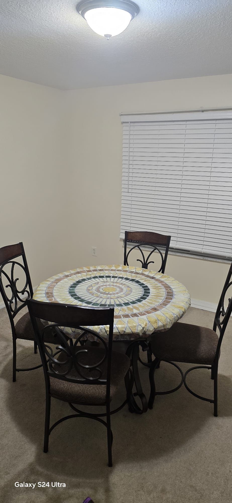 Dining Table +4 Chairs