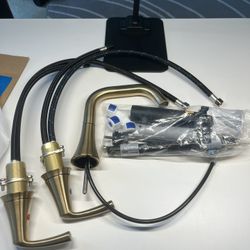 Widespread bathroom faucet