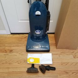 NEW cond RICCAR COMMERCIAL VACUUM WITH COMPLETE ATTACHMENTS   , AMAZING POWER SUCTION  , WORKS EXCELLENT  , IN THE BOX 