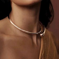 NWT ⚜️💛⚜️ Piper K gorgeous gold tone bangle loose clover choker