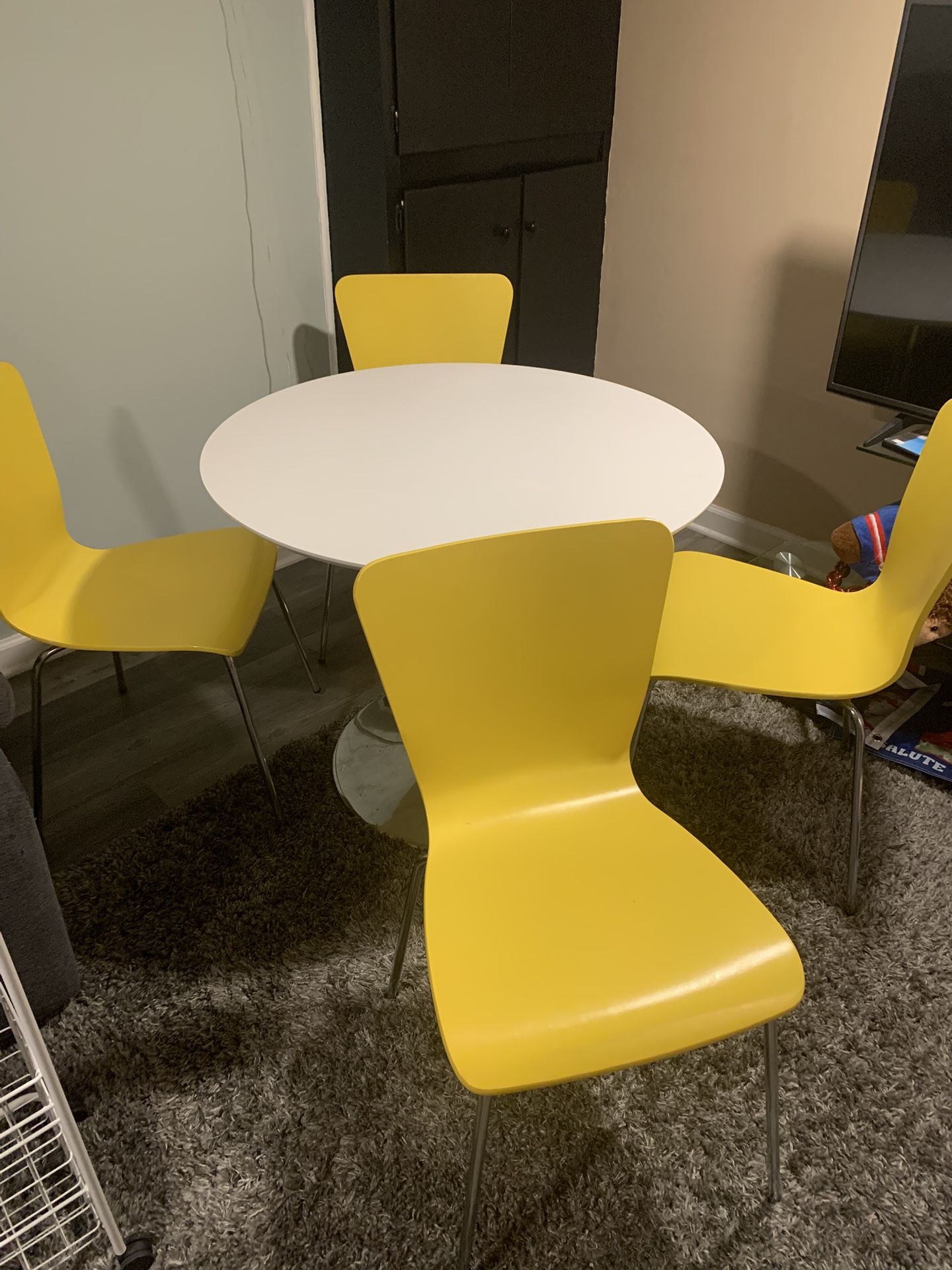 Cute small table with four chairs, excellent condition