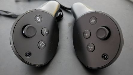 QUEST PRO CONTROLLERS + CHARGING DOCK