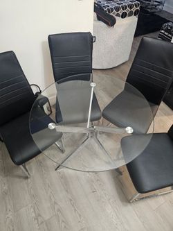 Round dining table with 4 chairs