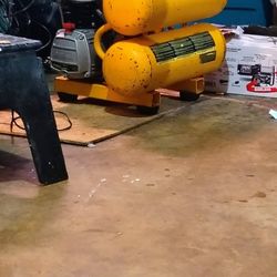 DeWalt D55151 4-Gallon Twin Stack Air Compressor