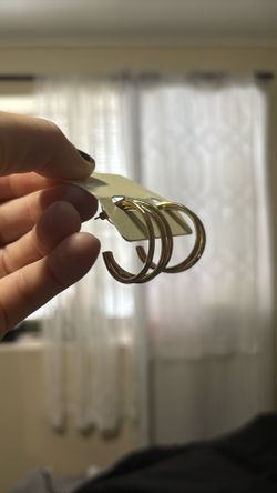 Show Gold Round Earrings