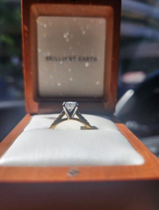 BEAUTIFUL ENGAGEMENT RING SIZE 6
