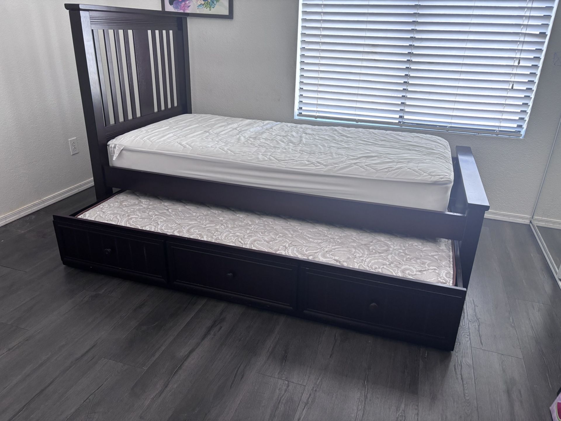 Wood twin trundle bed with mattresses