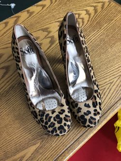 Women’s shoes (various styles)