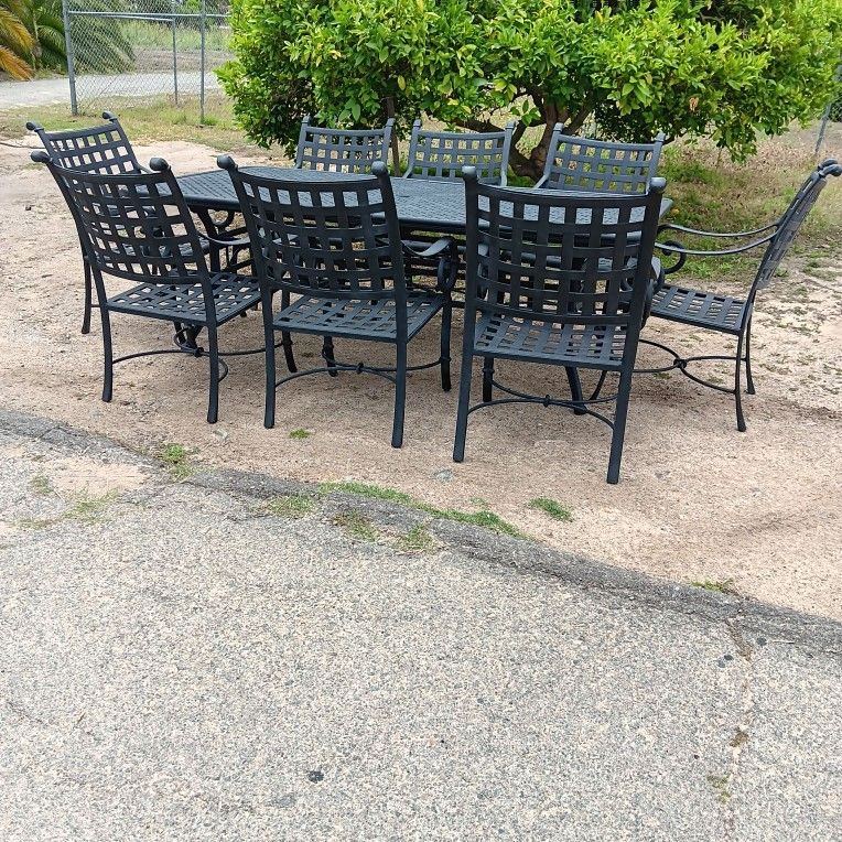 Mallin Napa Rectangular Extension Patio Furniture Table With 8 Chairs