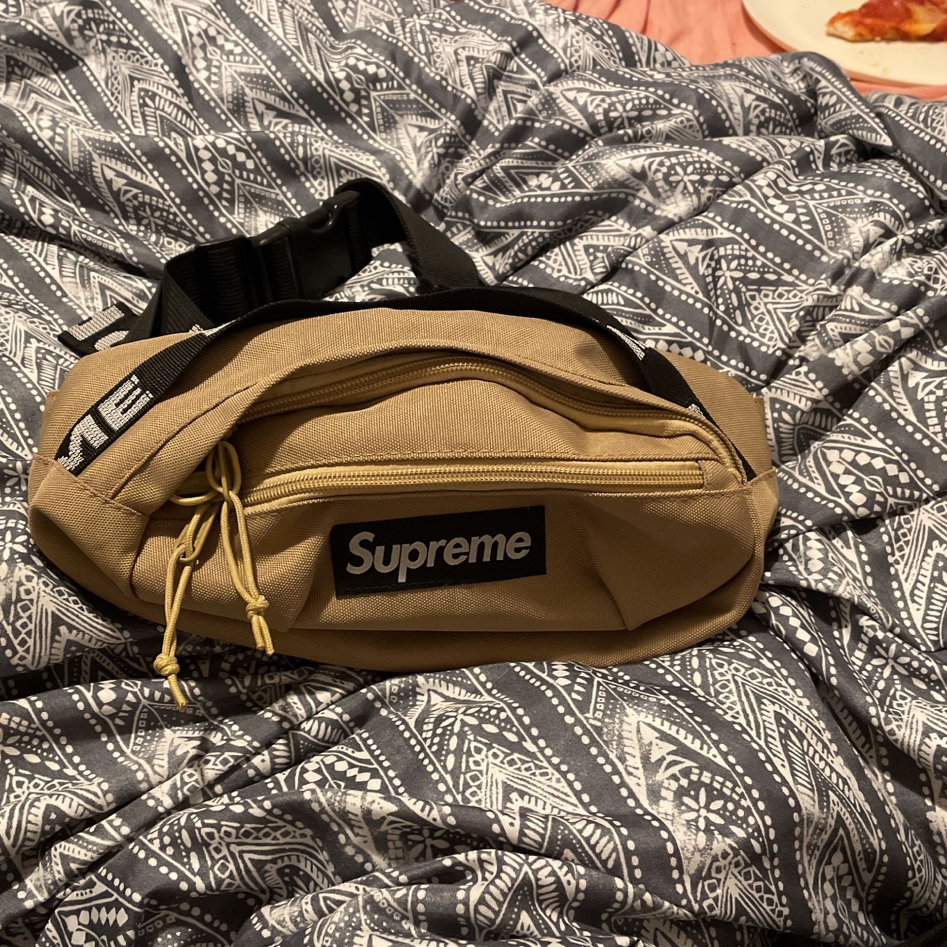 SUPREME SHOULDER BAG for Sale in Redford Charter Township, MI - OfferUp