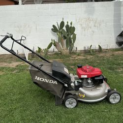 Lawnmower Honda HRR216 Gas Lawn Mower Self Propelled