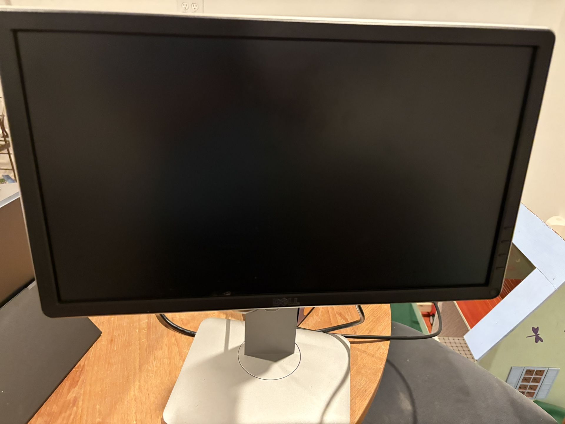 Dell Monitor 18 Inch By 10 Inch