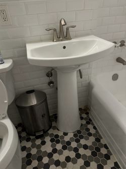 Sink with pedestal and faucet - in great condition!