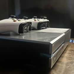 Limited Edition Halo Xbox 1 With Two Controllers 