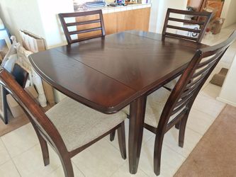 Dining table + 4 chairs