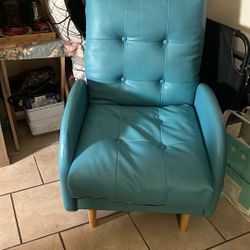 Reclining Chair It Goes Down And It Can Make It Into A Little Bit