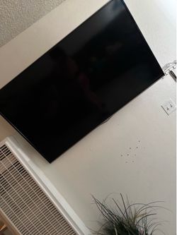 Queen bed set, drawer 2 tvs and a vanity