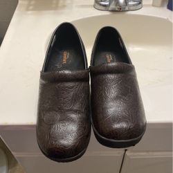 Nursing shoes