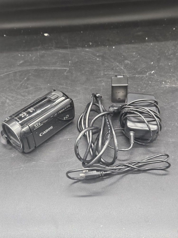 Canon Vixia HF R700 Camcorder Video Camera Black With Box Charger Cables Manual