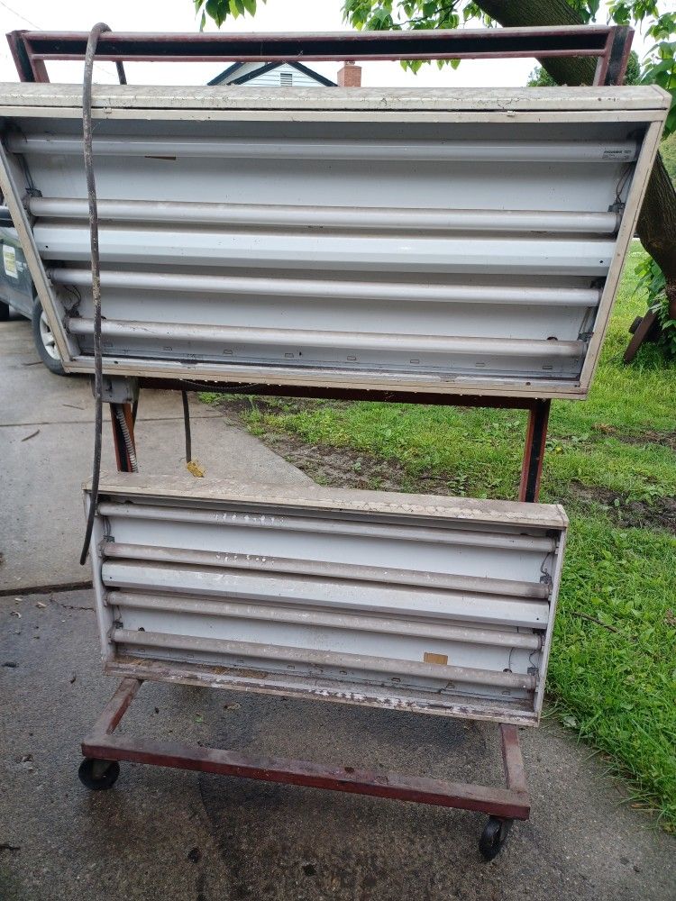 Two 4' Four Light Bulb Fixtures On Rolling Stand