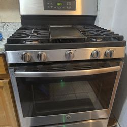 GE® 30" Free-Standing Gas Convection Range