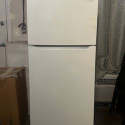 Frigidaire Refrigerator / Refrigerador 