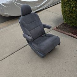  2010 Honda Odyssey 2nd Row seat.