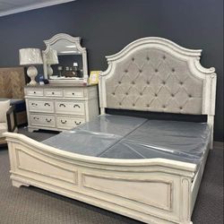 REALYN CHIPPED WHITE PANEL BEDROOM SET