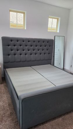 Bed frame+Box springs king in Excellent condition